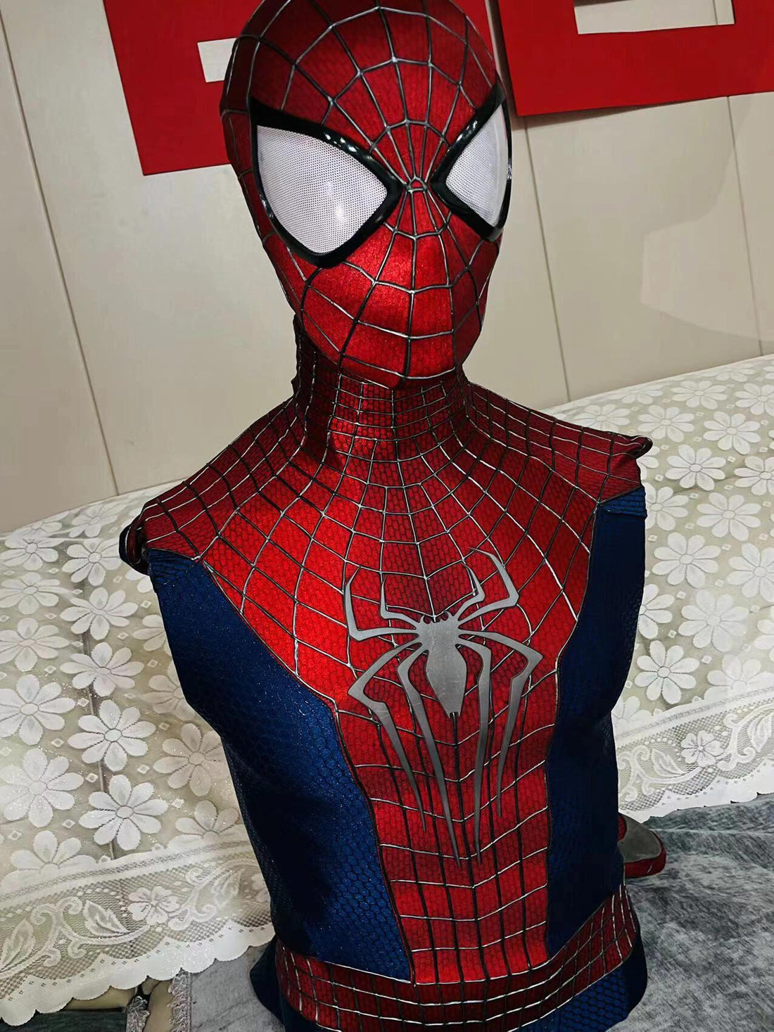 TASM 2 كاستيۇم (ئاندرېۋ) يۈز قېپى ۋە 3D كاۋچۇك تور كىنو تەشۋىقات نۇسخىسى (تاقىغىلى بولىدىغان)